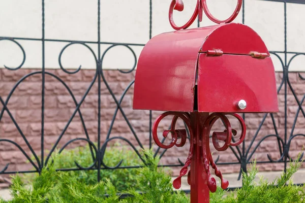 Ein Schöner Briefkasten Hängt Und Wartet Auf Zeitungen Pakete Und — Stockfoto