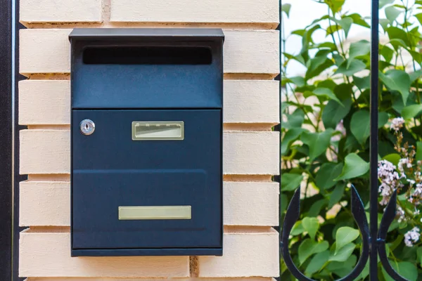 Ein Schöner Briefkasten Hängt Und Wartet Auf Zeitungen Pakete Und — Stockfoto