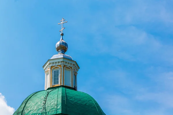 Cúpula Verde Templo Cristiano Con Una Cruz Plata Contra Cielo — Foto de Stock