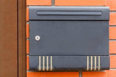 Gazeteler, parsel ve mektup--dan sokulgan için bekleyen güzel bir posta kutusu asılı.