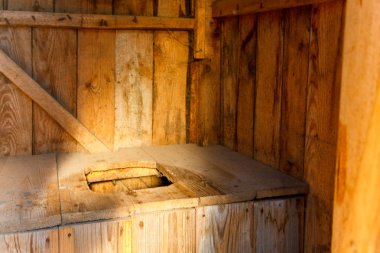 Eski moda basit rustik ahşap tuvalet Uluslararası tuvalet günü.