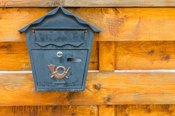 Ein Schöner Briefkasten Hängt Und Wartet Auf Zeitungen Pakete Und — Stockfoto