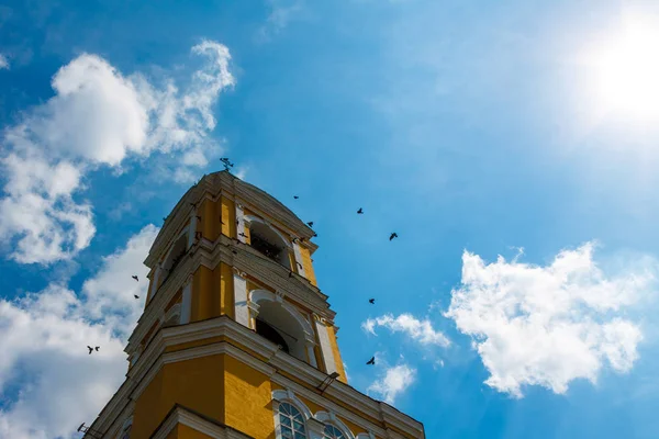 Torre Del Tempio Cristiano Con Campane Croce Cui Volano Uccelli — Foto Stock