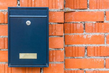 Gazeteler, parsel ve mektup--dan sokulgan için bekleyen güzel bir posta kutusu asılı.