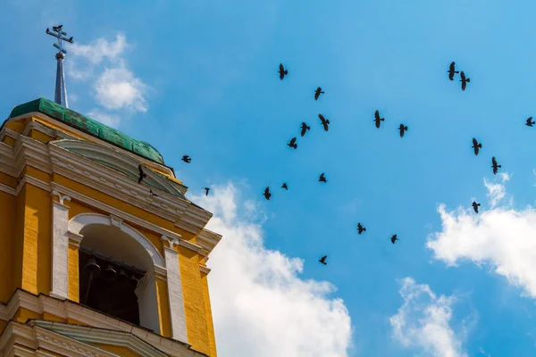 Torre Del Templo Cristiano Con Campanas Una Cruz Que Vuelan — Foto de Stock