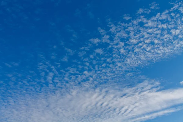 Vita Moln Mot Den Blå Himlen För Vacker Natur Bild — Stockfoto