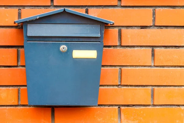 一个漂亮的邮箱挂在等待报纸, 包裹和 免版税图库照片