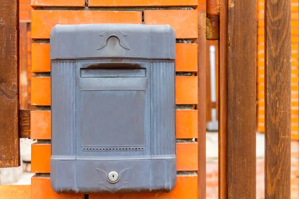 Ein schöner Briefkasten hängt und wartet auf Zeitungen, Pakete und E-Mails — Stockfoto