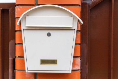 Güzel bir posta kutusu gazete, parsel ve Le bekliyor askıda kalıyor