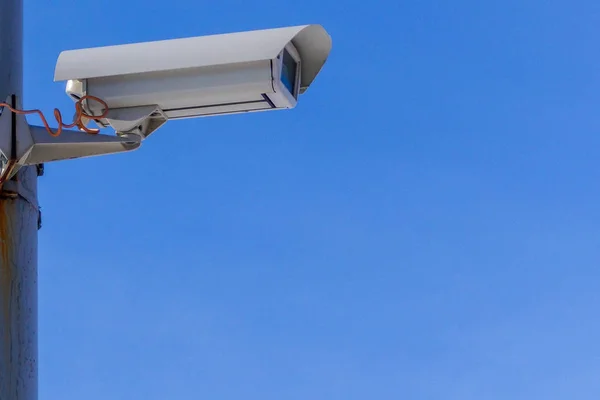 Cámara de seguridad contra el cielo azul están monitoreando . —  Fotos de Stock