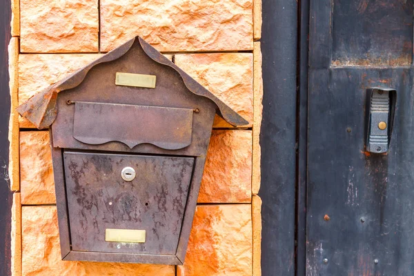 Красивый почтовый ящик висит в ожидании газет, посылок и писем — стоковое фото
