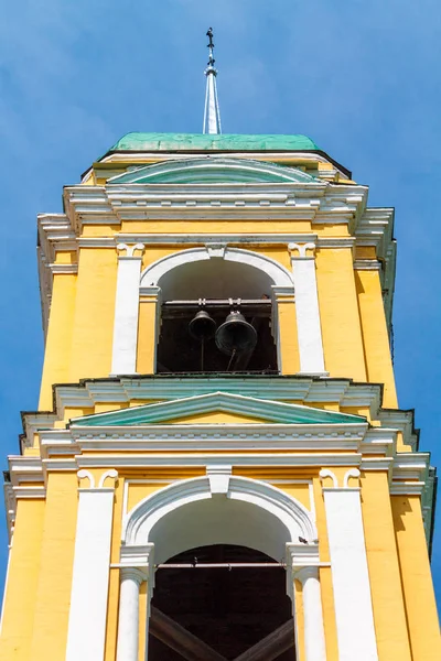 Iglesia cristiana ortodoxa amarilla con una cúpula verde en la aga de verano — Foto de Stock