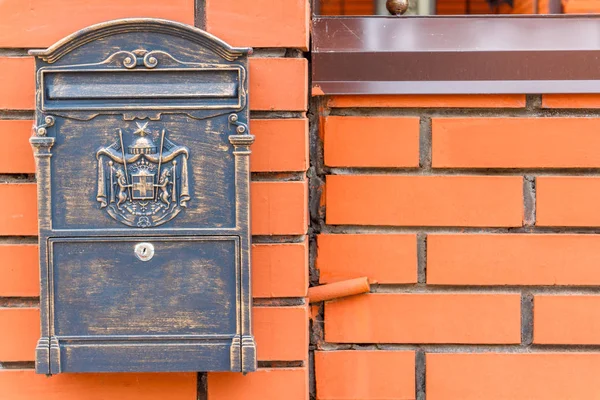 Ein schöner Briefkasten hängt und wartet auf Zeitungen, Pakete und E-Mails — Stockfoto