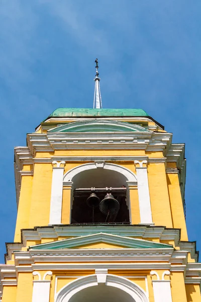 Yellow Orthodox Christian church with a green dome in summer aga — Stock Photo, Image