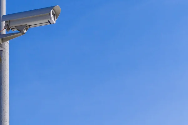 Övervakningskamera mot den blå himlen övervakar. — Stockfoto