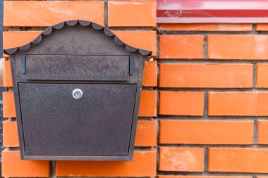 Güzel bir posta kutusu gazete, parsel ve Le bekliyor askıda kalıyor