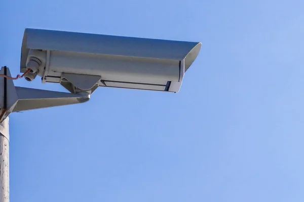 Câmera de segurança contra o céu azul estão monitorando . — Fotografia de Stock