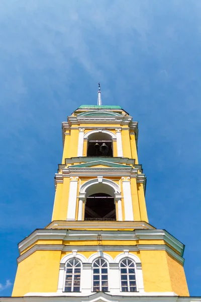 Giallo chiesa cristiana ortodossa con una cupola verde in estate aga — Foto Stock