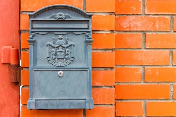 Ein schöner Briefkasten hängt und wartet auf Zeitungen, Pakete und E-Mails — Stockfoto