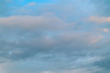 Arka plan veya ekoloji veya doğa için mavi bir gökyüzünde büyük beyaz Cumulus bulutlar. Yaz gökyüzü.