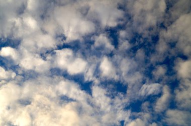 Arka plan veya ekoloji veya doğa için mavi bir gökyüzünde büyük beyaz Cumulus bulutlar. Yaz gökyüzü.