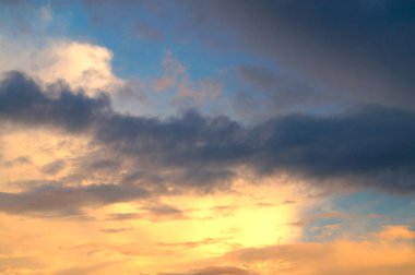 Arka plan veya ekoloji veya doğa için mavi bir gökyüzünde büyük beyaz Cumulus bulutlar. Yaz gökyüzü.