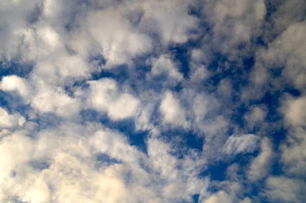 Große Weiße Kumuluswolken Blauen Himmel Für Hintergrund Oder Ökologie Oder — Stockfoto