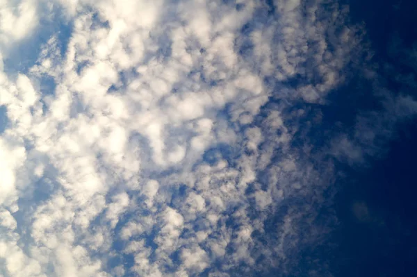 Μεγάλα Λευκά Συννεφάκια Γαλάζιο Ουρανό Για Φόντο Οικολογία Φύση Καλοκαιρινός — Φωτογραφία Αρχείου