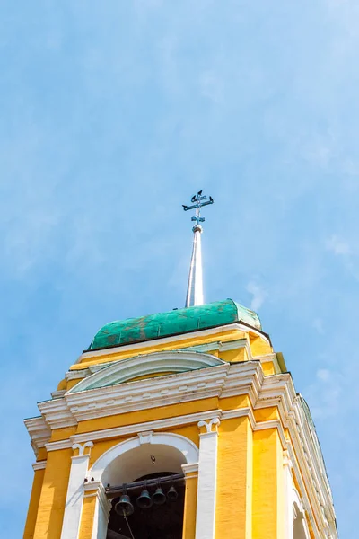 Iglesia cristiana ortodoxa amarilla con una cúpula verde en la aga de verano — Foto de Stock