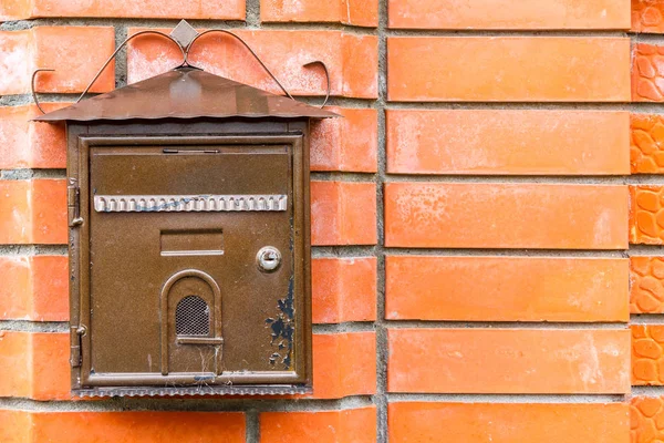 Een mooie mailbox hangt wachten op kranten, percelen en Le — Stockfoto