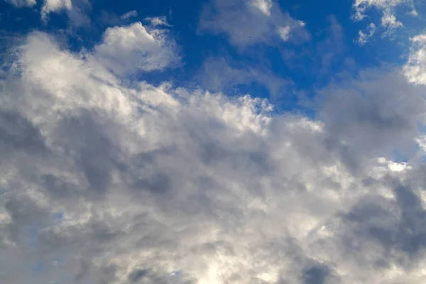 Grande Cúmulo Branco Nuvens Céu Azul Para Fundo Ecologia Natureza — Fotografia de Stock