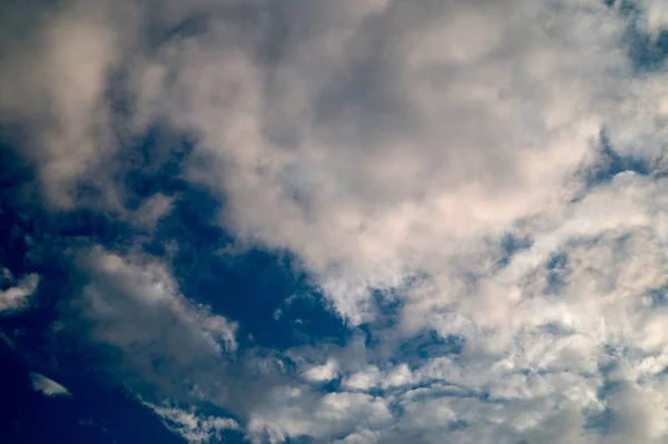 Μεγάλα Λευκά Συννεφάκια Γαλάζιο Ουρανό Για Φόντο Οικολογία Φύση Καλοκαιρινός — Φωτογραφία Αρχείου