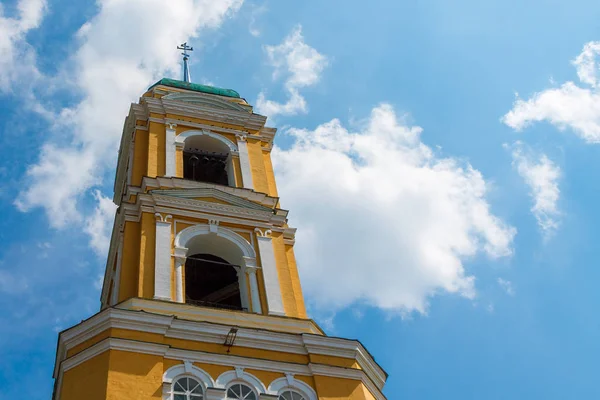 Žlutý pravoslavný křesťanský kostel se zelenou kopulí v létě AGA — Stock fotografie