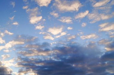 Mavi gökyüzüne karşı beyaz ve siyah bulutlar. Arka plan için resim.