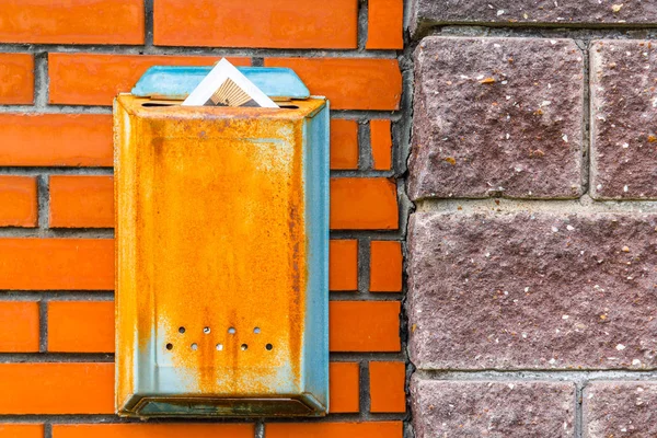 Een mooie mailbox hangt wachten op kranten, percelen en Le — Stockfoto