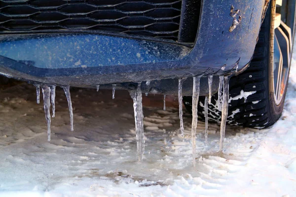 Birçok Büyük Keskin Buz Sarkıtları Arabaya Asmak Seasons — Stok fotoğraf