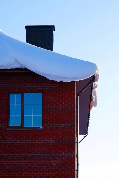 住宅の建物にはたくさんの雪が積もっていて 周りには大きな雪が降っています — ストック写真
