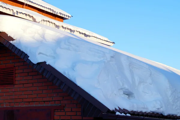 一座居民楼上下了很多雪 周围有大片的积雪 图库照片