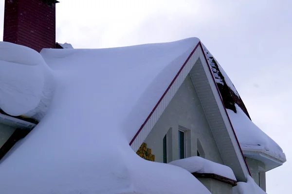 Una Gran Cantidad Nieve Encuentra Edificio Residencial Grandes Nevadas Alrededor — Foto de Stock