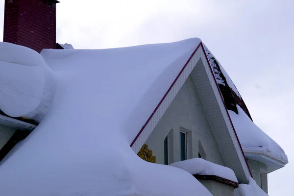 Beaucoup Neige Trouve Sur Bâtiment Résidentiel Grandes Flots Neige Autour — Photo