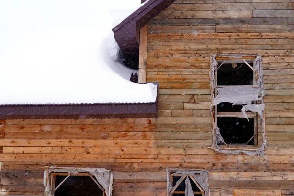 住宅の建物にはたくさんの雪が積もっていて 周りには大きな雪が降っています — ストック写真