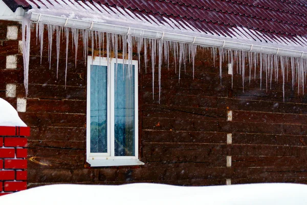 Birçok Büyük Keskin Buz Sarkıtları Evin Çatısında Asılı Seasons — Stok fotoğraf