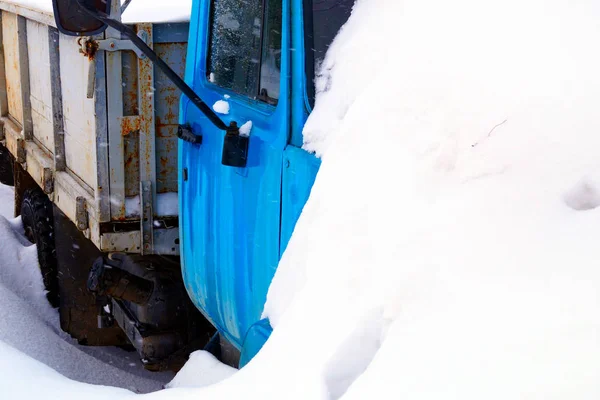 Coche Está Cubierto Nieve Después Fuertes Nevadas Estaciones — Foto de Stock