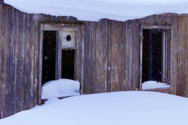 住宅の建物にはたくさんの雪が積もっていて 周りには大きな雪が降っています — ストック写真