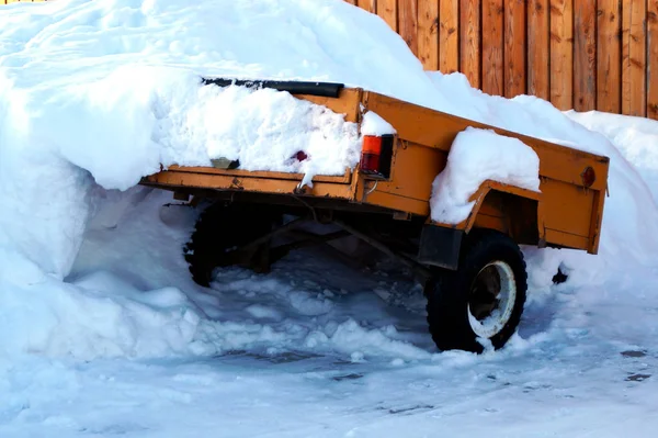 Coche Está Cubierto Nieve Después Fuertes Nevadas Estaciones — Foto de Stock