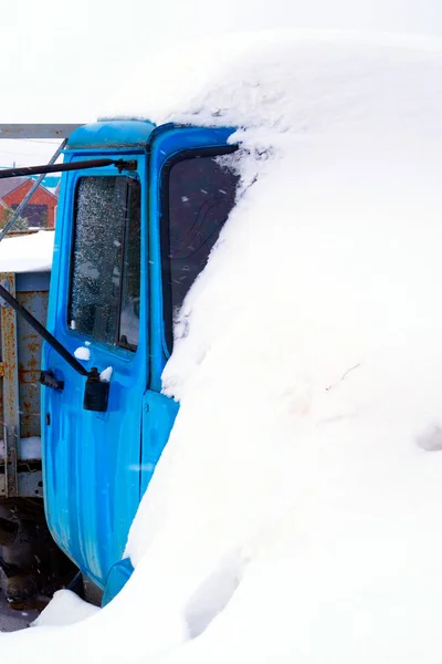 Coche Está Cubierto Nieve Después Fuertes Nevadas Estaciones — Foto de Stock