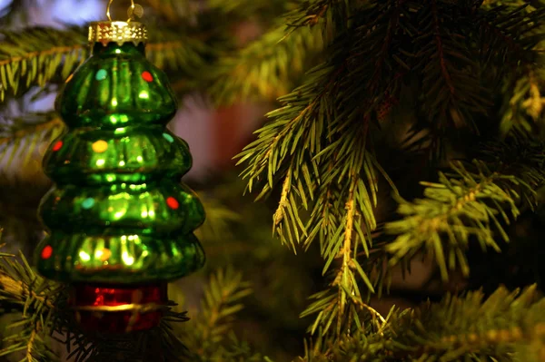 Jasne Błyszczące Dekoracje Boże Narodzenie Nowy Rok Wiszą Zielonym Świerku — Zdjęcie stockowe