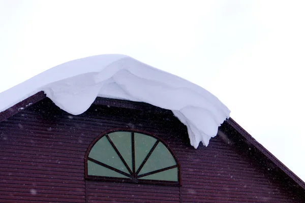 一座居民楼上下了很多雪 周围有大片的积雪 免版税图库图片