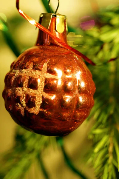 Decoraciones Brillantes Brillantes Para Navidad Año Nuevo Cuelgan Abeto Verde —  Fotos de Stock