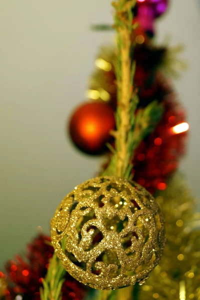 Яркие Блестящие Украшения Рождество Новый Год Висят Зеленой Ели Зимние Лицензионные Стоковые Изображения